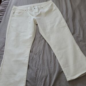 Levi's Women's SZ 33x24 White Capri w/stretch. Beachy coastal vacation comfort